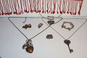 lot 142 image: Jewelry Valentines assortment