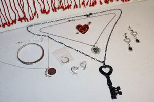 lot 143 image: Jewelry Valentines assortment