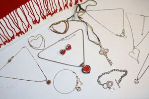 lot 144 image: Jewelry Valentines assortment