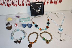 lot 146 image: Jewelry Valentines assortment