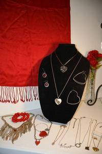 lot 147 image: Jewelry Valentines assortment