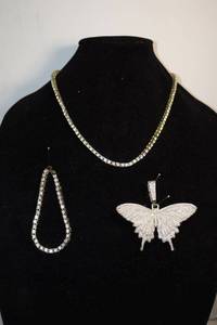 lot 20 image: Jewelry large butterfly pendant, necklace and bracelet set