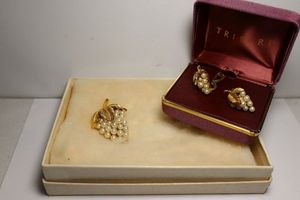lot 105 image: Jewelry Vintage Trifari pearl grape cluster earrings and pin