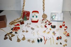 lot 113 image: Jewelry Christmas assortment