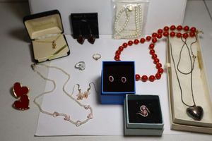 lot 114 image: Jewelry Valentines assortment