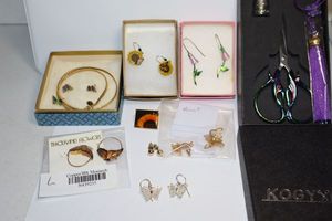 lot 116 image: Jewelry Butterfly and flower jewelry plus embroidery scissors