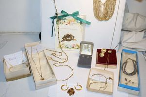 lot 123 image: Jewelry Gold tone jewelry