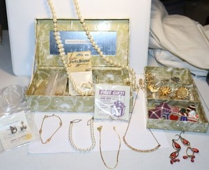 lot 124 image: Jewelry small jewelry box and contents