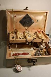 lot 130 image: Jewelry jewelry box and contents