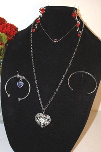 lot 131 image: Jewelry Valentines assortment