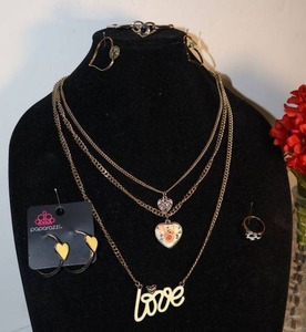 lot 132 image: Jewelry Valentines assortment