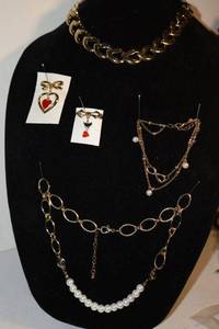 lot 134 image: Jewelry Valentines assortment