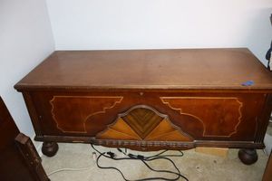 lot 8 image: Vintage cedar chest