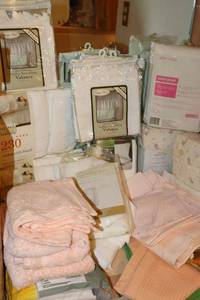 lot 164 image: Window valances, Twin sheet sets and more