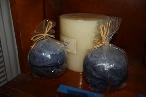 lot 178 image: Round candles and 3 wick vanilla candle