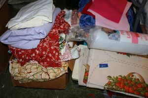 lot 214 image: Quilting supplies and fabrics