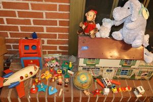 lot 193 image: Vintage metal toy house, clapping monkey, Peanuts toys, Sesame Street toys, Jetsons toys