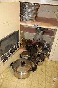 lot 255 image: Stainless pot and pans, aluminum trays