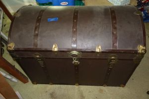 lot 285 image: Vintage storage chest