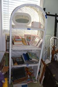 lot 286 image: White wicker shelf unit only