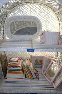lot 287 image: Childs room dcor and books