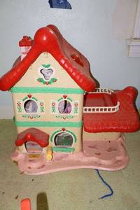 lot 291 image: Strawberry Shortcake toy house