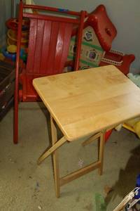 lot 293 image: Wooden TV tray and red painted folding chair