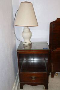 lot 9 image: Vintage glass top side table with lamp