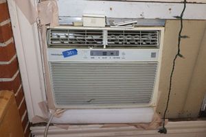 lot 351 image: Window AC unit