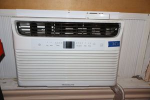 lot 352 image: Frigidaire AC unit with remote