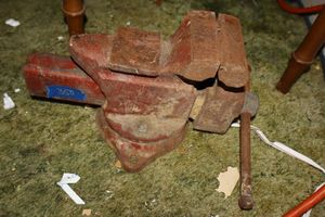 lot 350 image: Red Vise tool