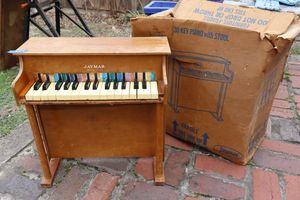 lot 357 image: Vintage Jaymar toy piano