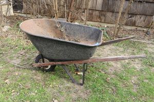 lot 362 image: True Temper wheel barrow