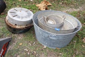 lot 368 image: Galvanized tubs and metal items