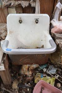 lot 372 image: Vintage sink