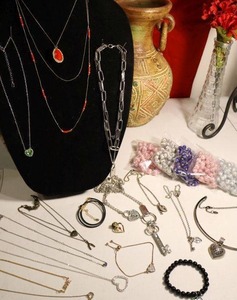 lot 148 image: Jewelry Valentines assortment
