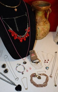 lot 149 image: Jewelry Valentines assortment