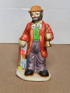 lot 95 image: Vintage Emmett Kelly Jr Flambro Porcelain Clown Figurine - Weary Willie with trumpet - hand signed