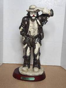 lot 124 image: Vintage Emmett Kelly Jr Flambro Porcelain Clown Figurine - Looking out to See - wood base - hand signed