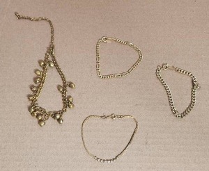 lot 38 image: Selection of jewelry - bracelets