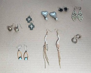 lot 39 image: Selection of jewelry - earrings