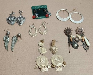 lot 68 image: Selection of jewelry - earrings