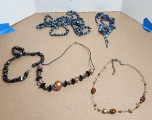 lot 79 image: Selection of jewelry - necklaces