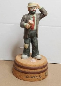 lot 145 image: Vintage Emmett Kelly Jr Flambro Porcelain Clown Figurine - Weary Willie - Music Box - signed and dated