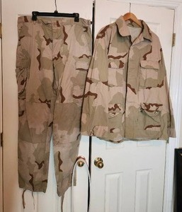 lot 163 image: Dessert camo pants and long sleeve shirt - pants (large), shirt (large)
