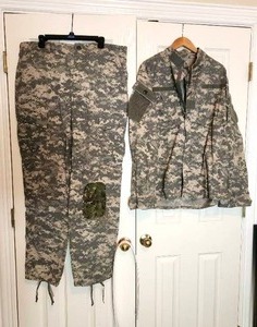 lot 161 image: Green camo pants and long sleeve shirt - pants (large), shirt (large)