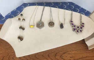 lot 7 image: Selection of jewelry - necklaces