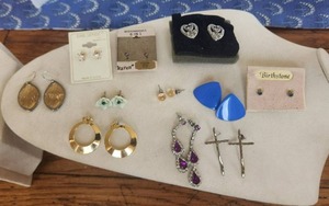 lot 110 image: Selection of jewelry - earrings