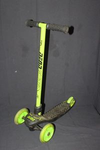 lot 122 image: Toddler scooter