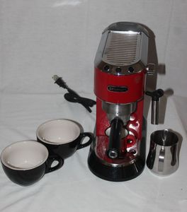 lot 124 image: DeLonghi Espresso maker with mugs, recently descaled